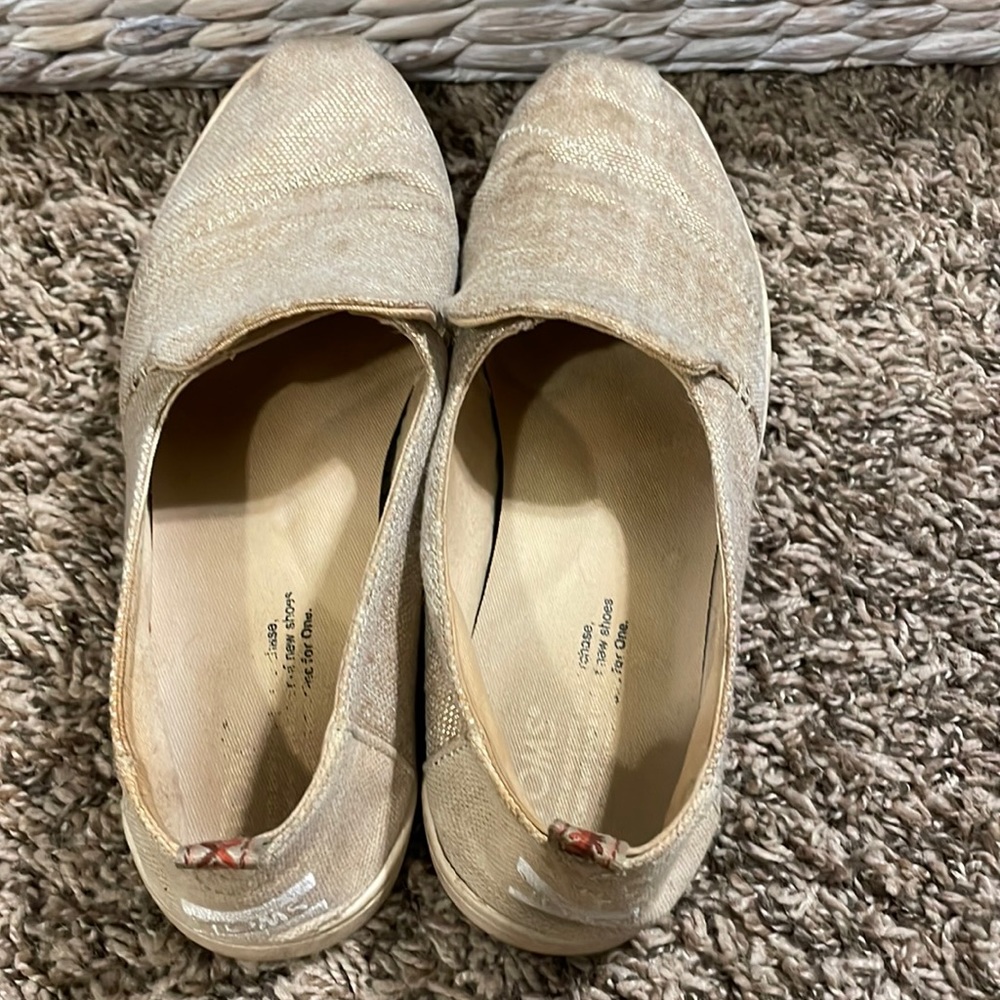 Toms flat shoes. Beautiful neutral color with some shimmer. 7.5
